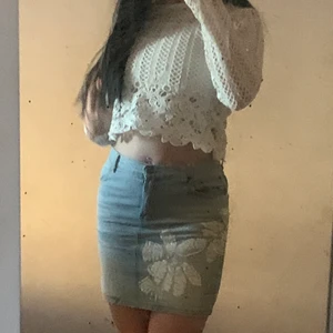 Y2K jeans kjol med pallet blommor - Säljer min Fina jeanskjol som jag har slutat använda men är i bra skick. Skriv om intresse<3