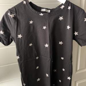 T-shirt med vita stjärnor, knappt använd. Köparen står för frakten!💕
