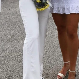 Vita byxor - Säljer dessa vita byxor från Nelly🤍 Tights liknande material och sitter som en smäck! Använda EN gång. Dock för små för mig just nu.