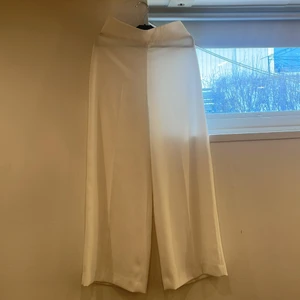 Kostymbyxor  - Vita somriga kostymbyxor från Zara🤍säljer pga för korta på mig tyvärr:( 