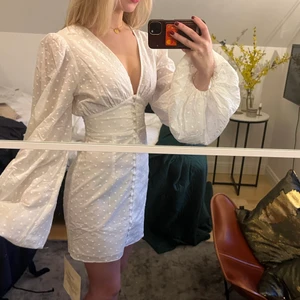 Florens Dress White - Adoore - Jättefin vit klänning som verkligen skapar timglasform. Endast provad en gång med lappar och förpackning kvar. 