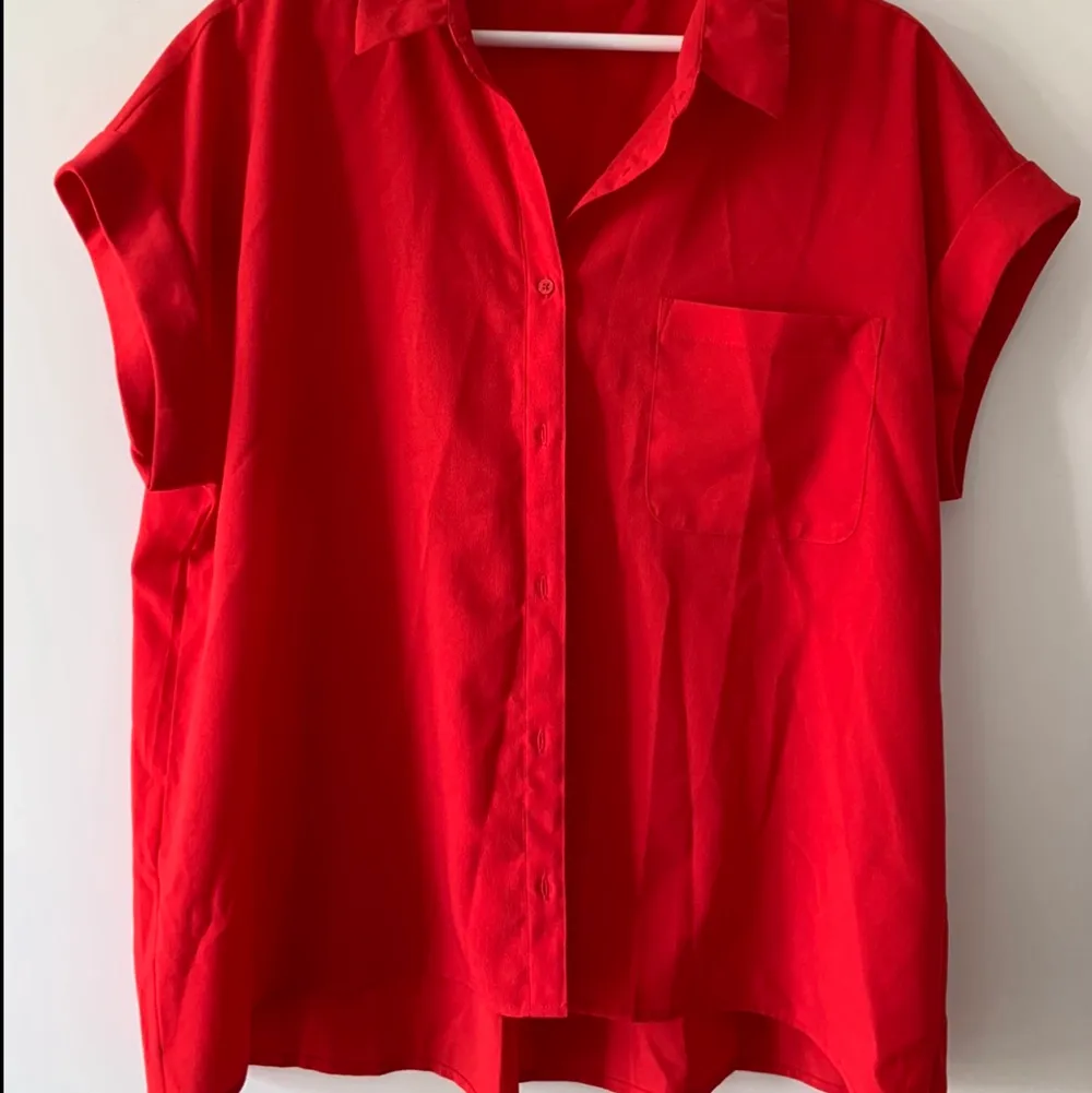 Röd armlös skjorta från mangos kollektion under alla hjärtans dag❤️ storlek L. Kommer inte till användning och därför säljs den. Köp direkt för 70kr + frakt💕. Skjortor.