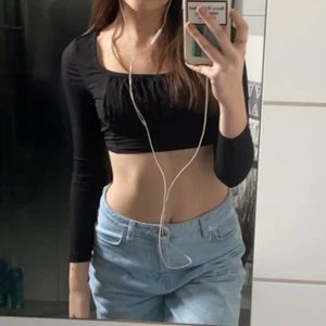 Topp - Jätte söt topp! Strl xs nästan aldrig använd! Skicka för fler bilder😍 har massa mer billiga toppar,klänningar, kjolar etc på min sida så in och kika 💕