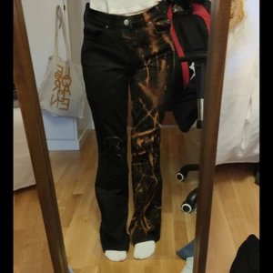 Blekta jeans - Ett par bootcut jeans som jag köpte secondhand och blekte hemma. Inga fläckar men slitningar vid fötterna då jeansen är för långa för mig