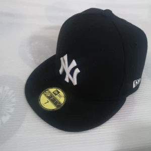 New era keps - En helt ny new era keps från hatstore storlek 7 som inte kommer till användning!!😁 