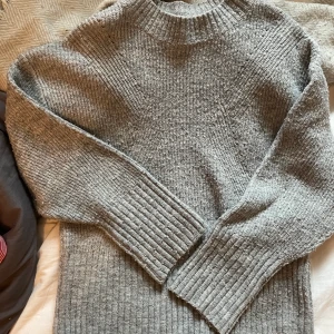 Stickad tröja - En jätte fin stickad tröja sällan använd. Den är i stl 134-140. Hoppas någon vill köpa💕 70kr + frakt 66kr