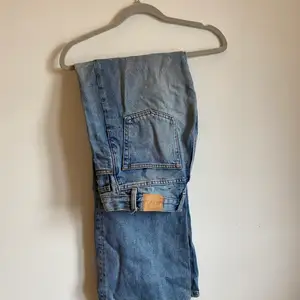 Blåa jeans från Monki, storlek 25. Köpte dessa för 2 år sen men är nu för små. Inga skador på plagget, snyggt och fräscht.