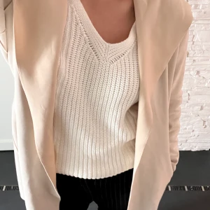 Kappa ZARA - Beige kappa från ZARA i strl. M men passar S/M. Är i bra skick men säljer pga att den inte kommer till använding. Har en luva och bälte.