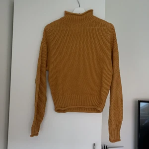 Stickad  - Jättefin höstig stickad tröja med polokrage i lite senapsgul färg, den är i storlek xs men är lite oversized så tror att den även kan passa s-m 