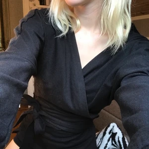 tröja  - lite tjockare tröja från nakd som man knyter i midjan 🖤 aldrig använd, nyskick. säljs för 150kr och köparen står för frakt 