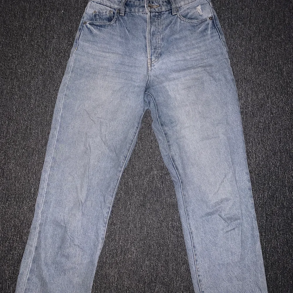 Säljer dessa blåa momjeans från H&M💙 Strl 34. Köparen står för frakten!💙. Jeans & Byxor.