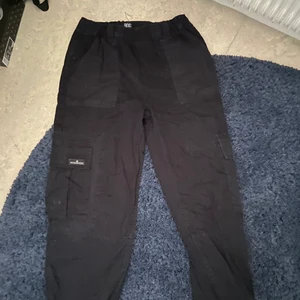Urban outfiters  - Tjena, säljer ett par cargos från Urban outfiters. Använda fåtal gånger