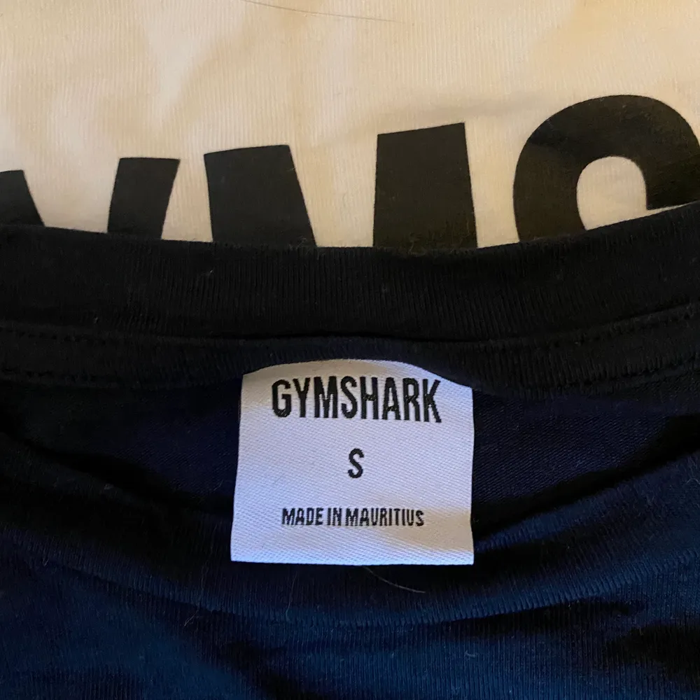 Croppade t-shirts från gymshark, alla i nyskick! Styckpris och frakten som tillkommer, kram Ebba. Hoodies.