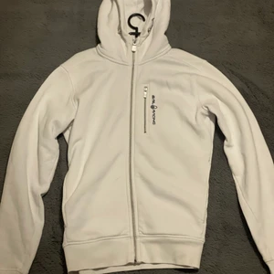 SAIL RACING Bowman zip hoodie  - Helt utan defekter och är i 9/10 kondition. Har inte använt den så mycket så den är som ny.