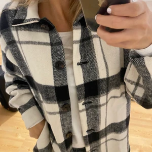 Skjort jacka - Säljer den här super fina skjort jackan/ kappan köpte den på shein för 240kr använt den fåtal gånger 💗köpare står för frakt💗