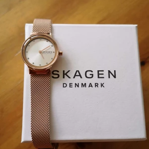 Damur Skagen rosé  - Använt 1 gång, liten smidig klocka med smalt band Fungerar felfritt Vill bli av med snarast
