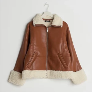 Lova Pu jacka  - Jättefin jacka som jag köpte förra året men har knappt använt!🫶🏼 nypris 900kr💞 köpte den i stor storlek så den blev lite oversized, jag är normalt sett en xs/34, skriv för fler bilder😊