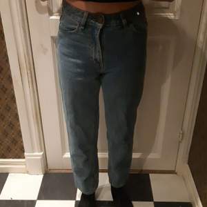 Fina jeans från H&M i fint skick. Storlek 34 men dom ärlite små i storleken. Säljer då jag inte använder dom. Köparen står för frakt.