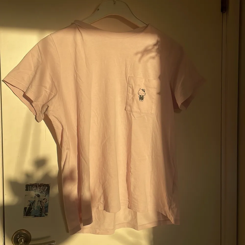 Unik ljusrosa Hello Kitty t-shirt som jag fick av mitt ex 🥴. Knappt använd och jättebra skick :). T-shirts.
