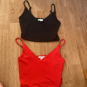 Toppar  - Säljer dessa två topparna i storlek xs, säljer via swish (inte via köp nu) så kontakta mig först så får du gratis frakt 🥰 köp båda för 80 kr eller 1 för 60kr (gratis frakt) 