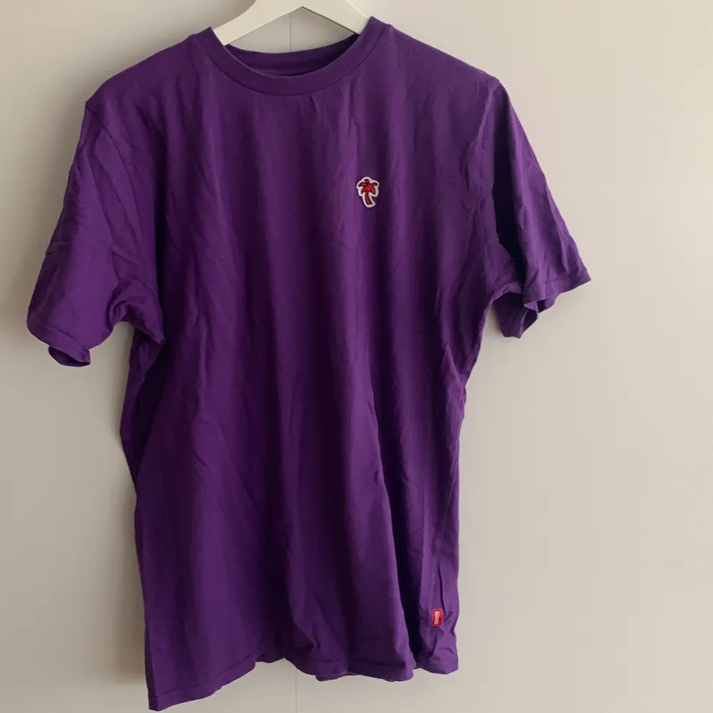 En lila caliroots t-shirt i nästintill oanvänt skick. T-shirts.