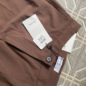 Kostymbyxor  - Säljer mina helt nya bruna kostymbyxor från bershka! Superfina men har för många kostymbyxor! Är i storlek 38 men passar 36 också beroende på hur man vill att de ska sitta❤️ säljer för 140 kr + frakt 