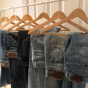 Jeans - !!!JEANS UTRÄNNSNIG!!! Skriv för fler bilder, frågor💘  Priserna är 100kr-300kr ungefär (olika storlekar på alla) även olika modeller (bootcut,straight,flare)