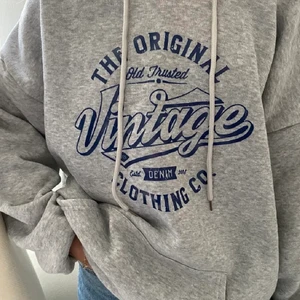 Grå hoddie  - Grå hoddie, helt oanvänd!😚  Frakten ingår inte i priset💞