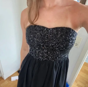 Paljett klänning - Superfin klänning från Vila med paljetter!! Jättefint skick!💕🙌🏻 Strl S men passar XS-M🙏🏻