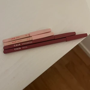 Caia läppennor  - Säljer 4st läppennor från caia som inte kommer till användning. dem två små från deras julkalender är aldrig använda. färgen socal är knappt använd och springbook är lite använd! säljer alla för 200kr, frakt 13kr  Bianca såld, nougat såld