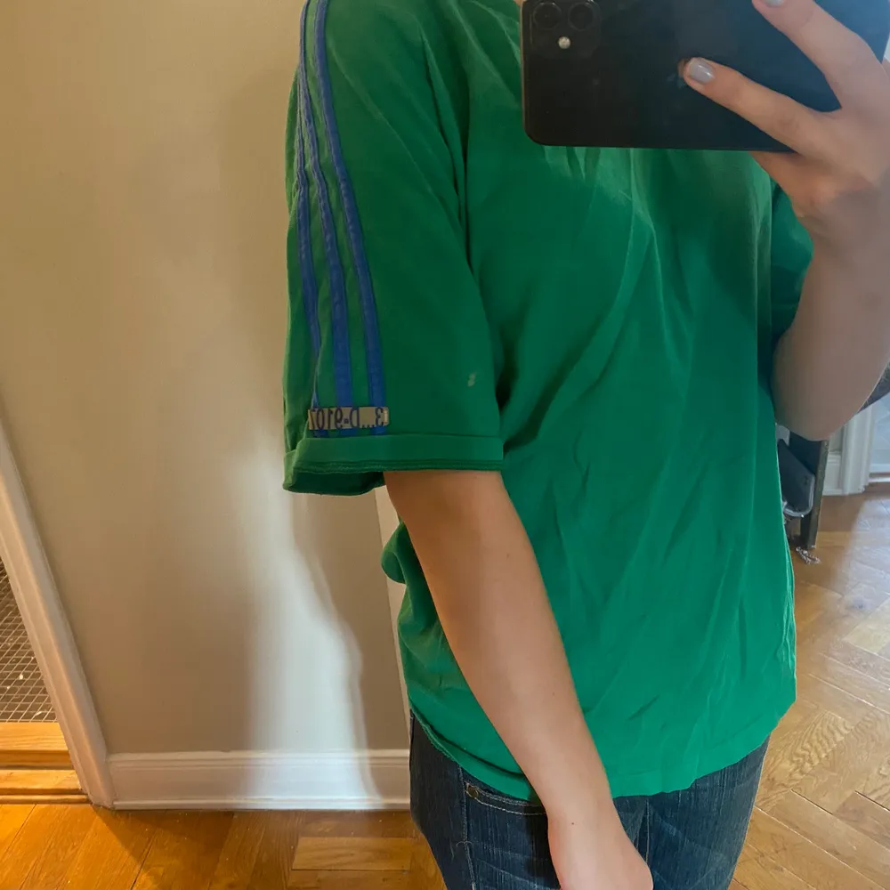 Grön adidas t-shirt köpt på second hand. Oversized, storlek L men mer som en M 💚 50kr+frakt (66kr). T-shirts.