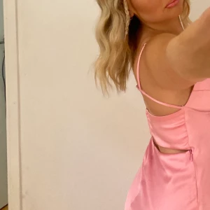 Skitsnygg klänning - Säljer min fina klänning från zara!! Haft vid två tillfällen men kommer nog inte komma till användning något mer): nyskick och formar kroppen snyggt 😩