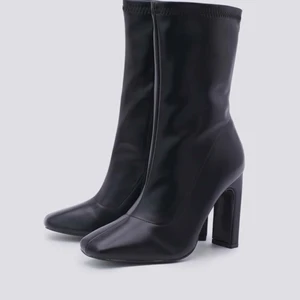 svarta klackskor - skit snygga klackar som är jätte bekväma att gå i. Går upp till hälften av vaden ungefär och dom är i princip nya har bara använt nån gång. skriv för ber bilder kan mötas i uppsala eller skicka men då står köparen för frakten 💖priset kan diskuteras!