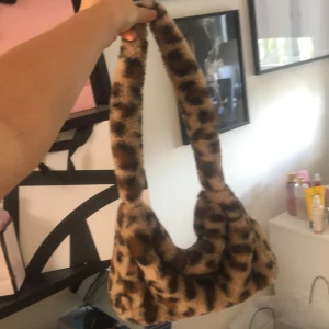 Väska leopard - Helt ny väska i lurvigt material,  säljer billigt då jag vill bli av med den snabbt, snabba affär=billigare