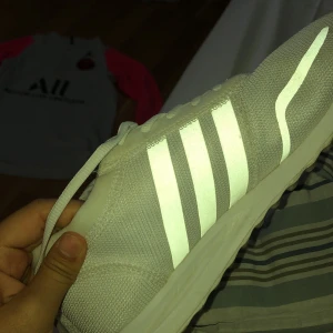 Adidas skor  - Jätte snygg adidas skor som inte är i min strlek dem har tre fläckar på skon där fram men tror det går att få bort med klorin. 