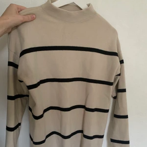 super fin randig tröja - En super fin beige randig stickad tröja i 50% viskos 27% polyamid 23% polyester. Den är köpt en liten affär i Höllviken och är från märket YAYA Women. Nypris är 900kr❤️den är använd fåtalgånger så jag tycker jag ser blek ut i den❤️