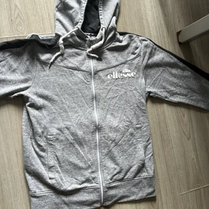 Huvtröja - Storlek M  Hund finns hemma 