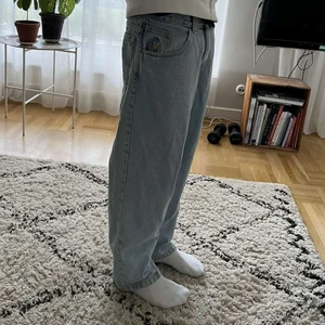 Polar 93 - Jag säljer mina skit snygga polar93 jeans då jag har växt ur dom tyvärr. Dom är i nyskick och fin blå färg. Nypris 1250