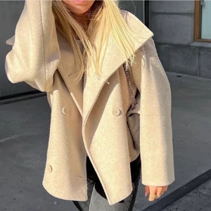 Kappa - Säljer min jättefina korta kappa från Na-kd, helt slutsåld💞jättebra skick!! strl 32 men passar både 34/36!(inte mina bilder)