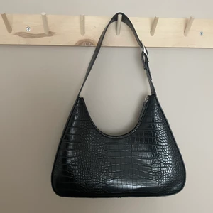 Handväska MONKI - Handväska MONKI Fint skick, stabil väska i konstläder, mellan strl.  100kr eller bud (exklusive frakt) 