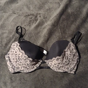 Svart/rosa bh 75C - Svart bh med hälften rosa spets, storlek 75C. Säljer för 25kr + frakt 