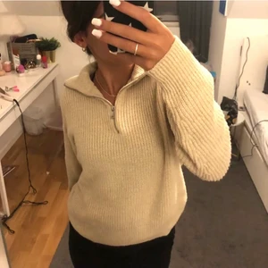 Bikbok stickad halfzip - Säljer nu denna super fina stickade tröja från bikbok💓varm nu till vintern💓 den är fint skick inte nopprig eller så💓 säljer då den inte kommer så mycket till användning💓 hör gärna av er vid intresse eller frågor💓