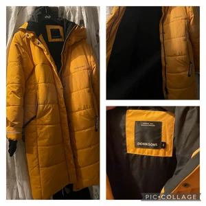 Didriksons vinterjacka - Stl.36 (XS-S) är min vinterjacka och är i nyckick. Jackan är en längre modell. Nu söker den här varma jackan sin nästa ägare då oranga färgen passar inte riktigt mig. Använt endast två gånger.