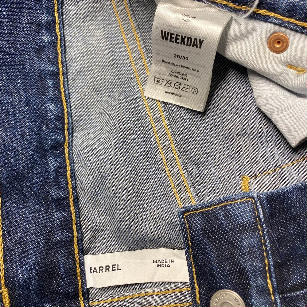 Weekday barrel jeans i mörkblå färg, storlek 30/30 sitter TTS. Bra skick. Öppen för bud, köparen står för frakt.. Jeans & Byxor.