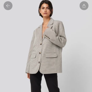 Blazer  - Säljer denna skitsnygga beige rutiga blazer, inköpt 2020. Använd ett fåtal gånger, säljs pågrund av kommer inte till användning.  Köparen står för frakten🫶🏻