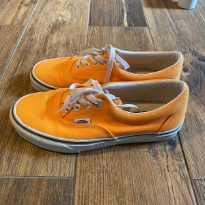 Vans i stark orange - Coola vans i neon-orange. Storlek 37, använda fåtal gånger. Skriv för fler bilder!