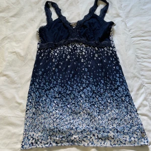 Klänning - Jättefin klänning som kan avbrändas på stranden och till vardags. Passar alla storlekar. 