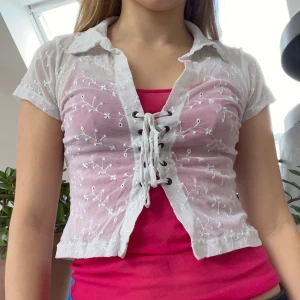 meshblus - denna har varit en av mina favvoplagg. Så fin vintage, vit blus i mesh. Små broderade blommor på. Perfekt att ha över ett linne!!🌷🌷 strl XS men då den är stretchig passar den nog även S!