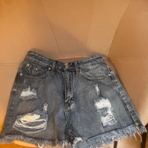 Jeansshorts stl M - Har aldrig använt dessa shorts för de passade ej. Köpta från shein så därför priset. Skulle säga att de passar de med stl S eller XS då ja själv ofta ha M och knappt fick på mig de 
