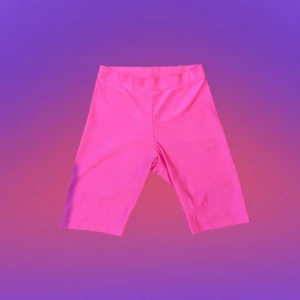 Neon rosa cykelbyxor  - Riktigt bekväma och snygga rosa cykelbyxor från Monki i storlek S, i mycket gott skick.
